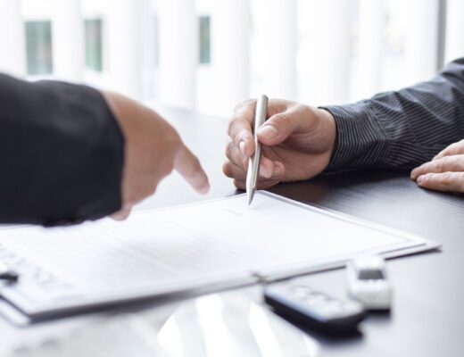 Fedezze fel, hogyan védheti meg érdekeit professzionális adásvételi szerződéssel az Újváry Ügyvédi Iroda segítségével.