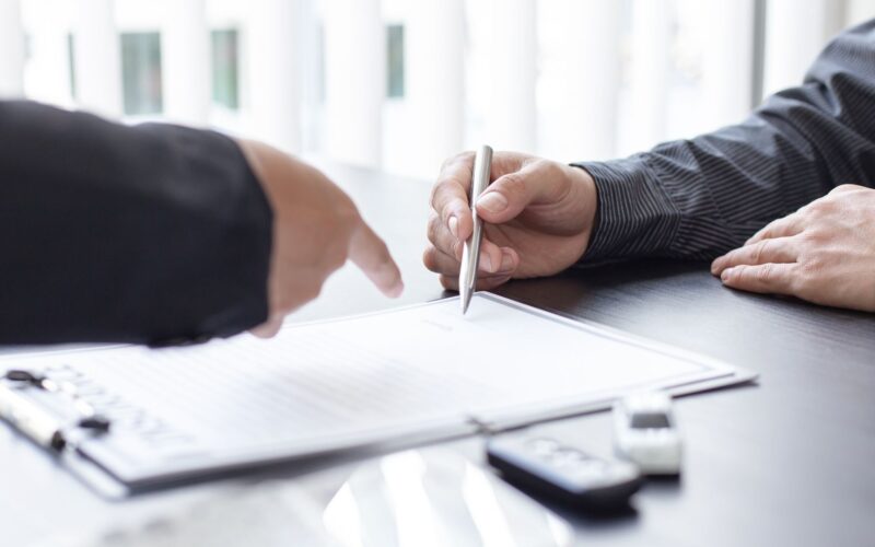 Fedezze fel, hogyan védheti meg érdekeit professzionális adásvételi szerződéssel az Újváry Ügyvédi Iroda segítségével.